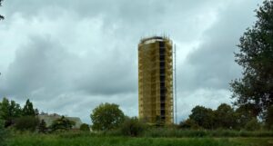Watertoren al weken ‘zonder kopje’: iconische koepel maakt plaats voor glazen uitzicht