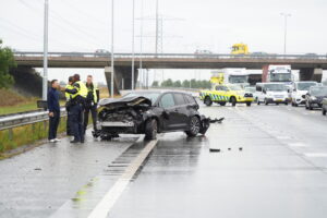 Flinke schade en vertraging na aanrijding tussen tankwagen en auto op A12