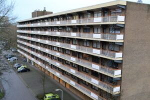 Man mishandeld en beroofd door groep in flat aan Dunantstraat, politie opzoek naar getuigen