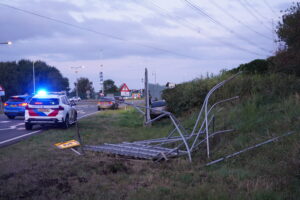 Auto ramt bord en zit klem tussen geluidswal