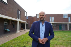 Burgemeester bezoekt buurt na vondst drugslab aan Saturnus