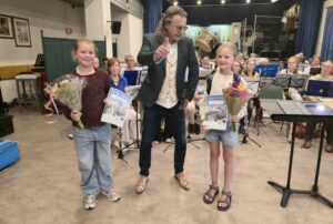 Negenjarige Emilia en Tess horen eigen composities voor het eerst door orkest spelen