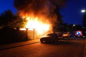 Uitslaande brand verwoest schuur Laan der Vrijheid in Bergschenhoek