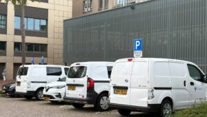 Gemeentelijke dienstauto’s dagenlang aan laadpaal bij Stadhuisforum: LHN stelt vragen