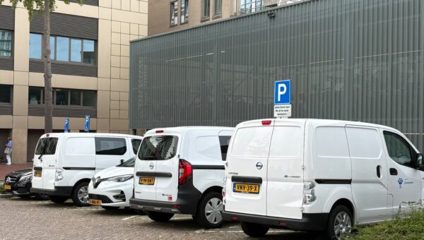 Gemeentelijke dienstauto’s dagenlang aan laadpaal bij Stadhuisforum: LHN stelt vragen